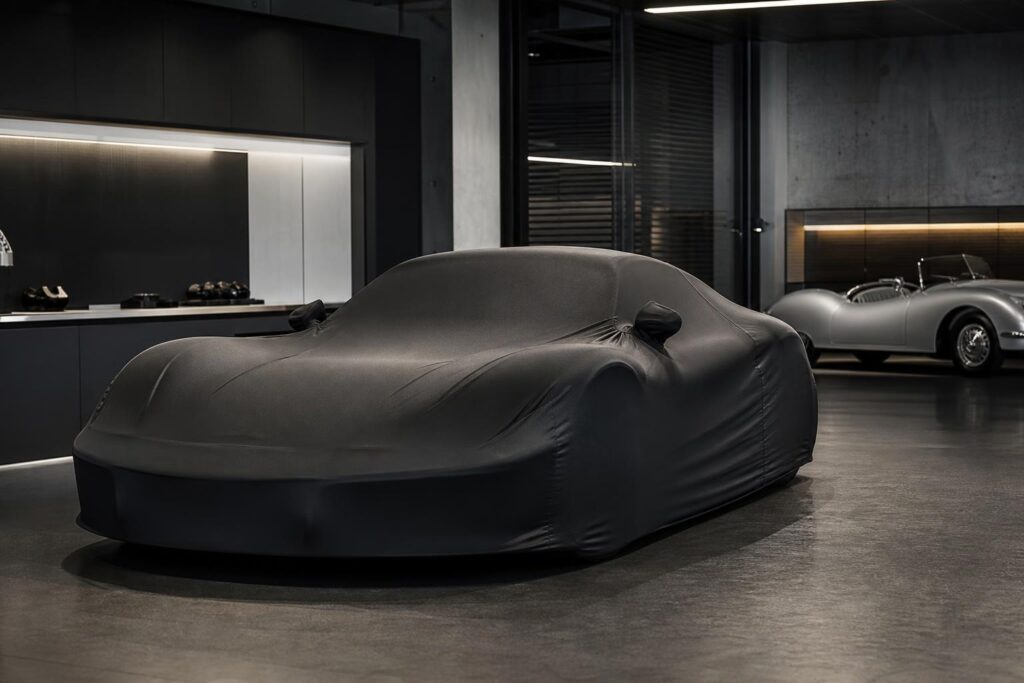 Letakart középmotoros Porsche-szupersportautó egy modern fejlesztőstúdióban