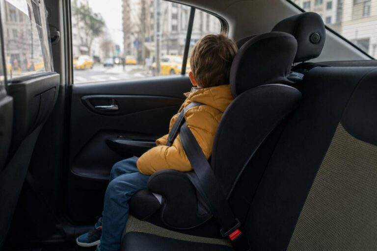 Taxiban utazó gyermek gyermekülése: milyen külön szabályok lehetnek?