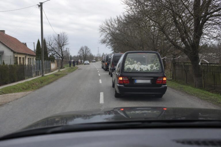 Temetési menet közúton: hogyan vezess biztonságosan?