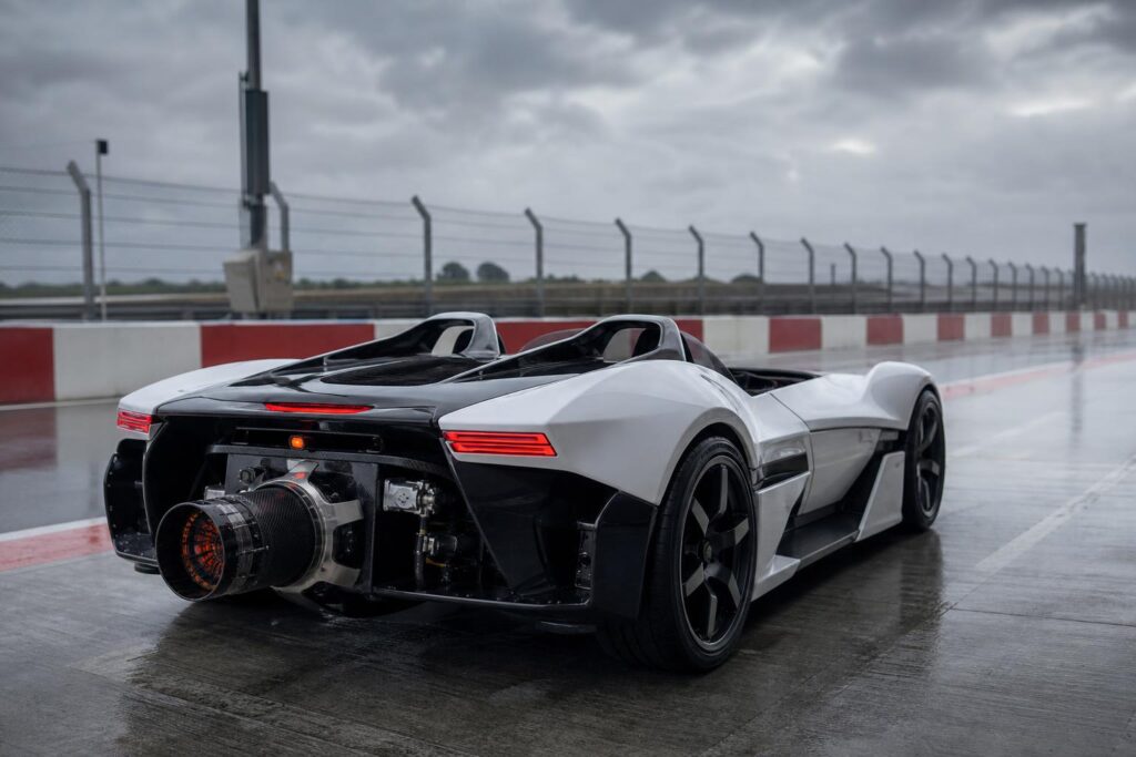 Futurisztikus Tesla Roadster jellegű sportautó tolóhajtóművel zárt tesztpályán