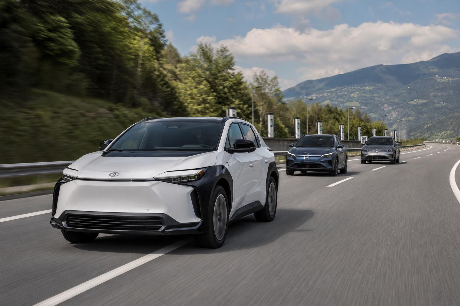 Toyota bZ4X és két rivális elektromos SUV összehasonlító teszten
