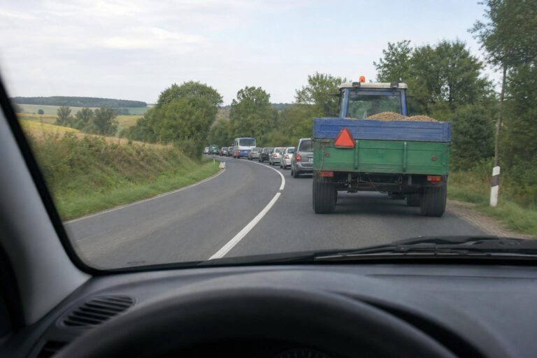 Traktor mögötti előzés: mikor lehet biztonságosan elindulni?