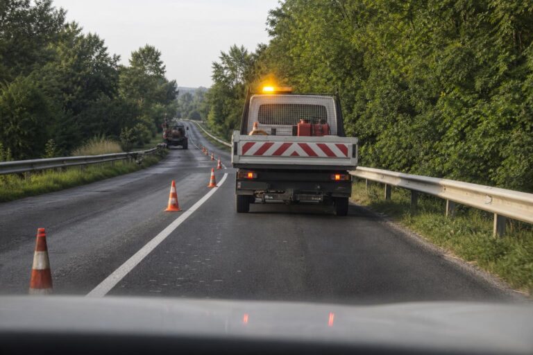Útkarbantartó jármű sárga villogóval: milyen elsőbbsége van?