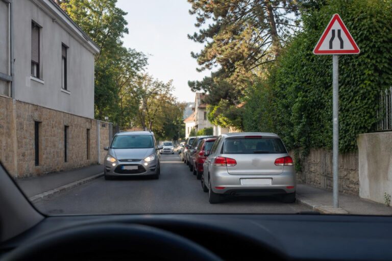 Útszűkület tábla elsőbbség nélkül: kinek van elsőbbsége?