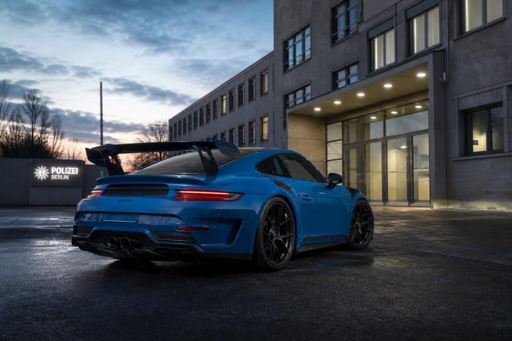 Shark Blue Porsche 911 GT3 fekete részletekkel egy berlini rendőrségi épület előtt