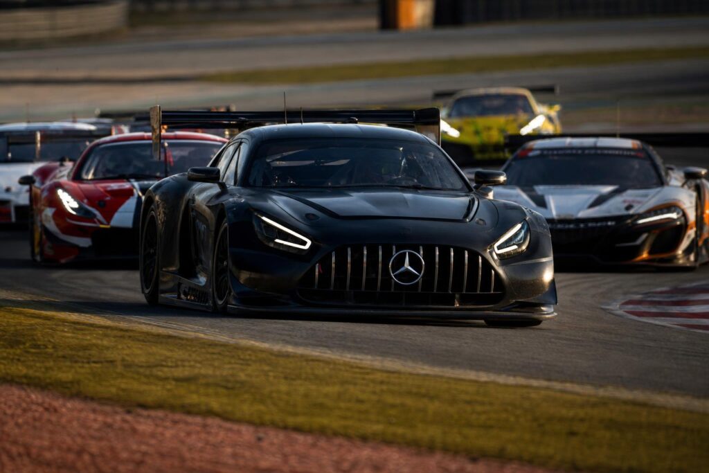 Mercedes GT3 versenyautó a portimãói pályán